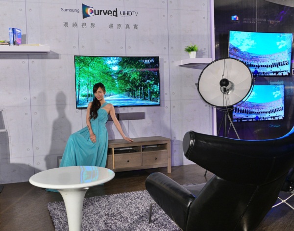 三星電子日前盛大發表黃金曲面UHD TV U9000系列，領先